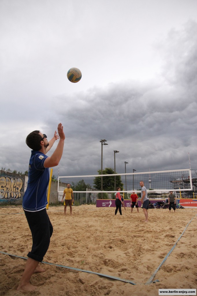 Beachvolleybal Berlin Beachmitte Serve