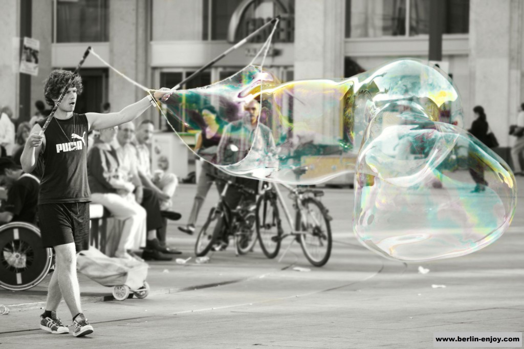 Bubble-Blowing in Berlin (© Berlin-Enjoy.com)