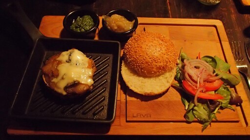 The hamburgers at Muse are served like this