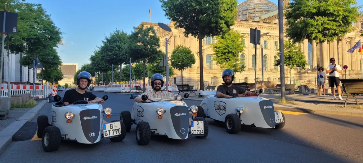 Hotrod Berlin: Sightseeing tour in a GoKart Making a stop next to the Reichstag