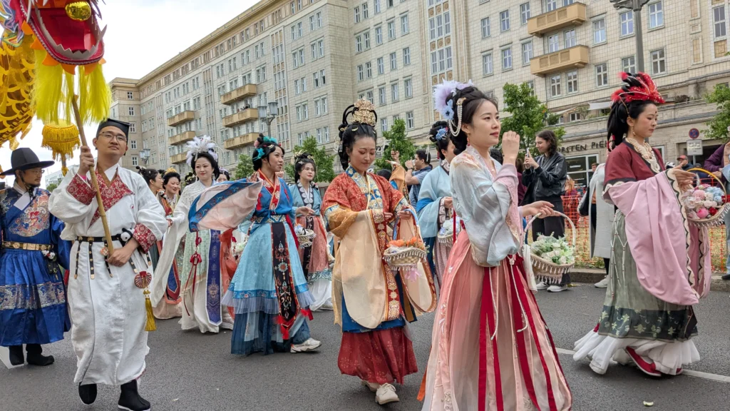 Colourful dancers during Karnaval der Kulturen 2025 (© Berlin-Enjoy.com)