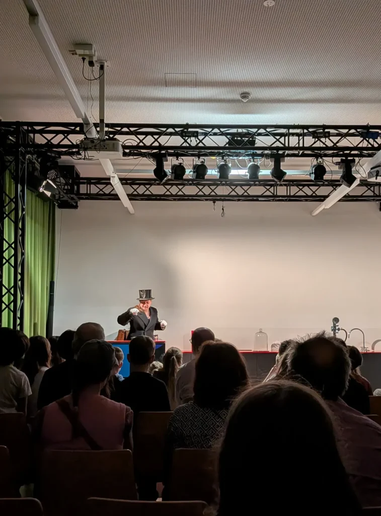 A live performance with experiments in Spectrum (© Berlin-Enjoy.com)