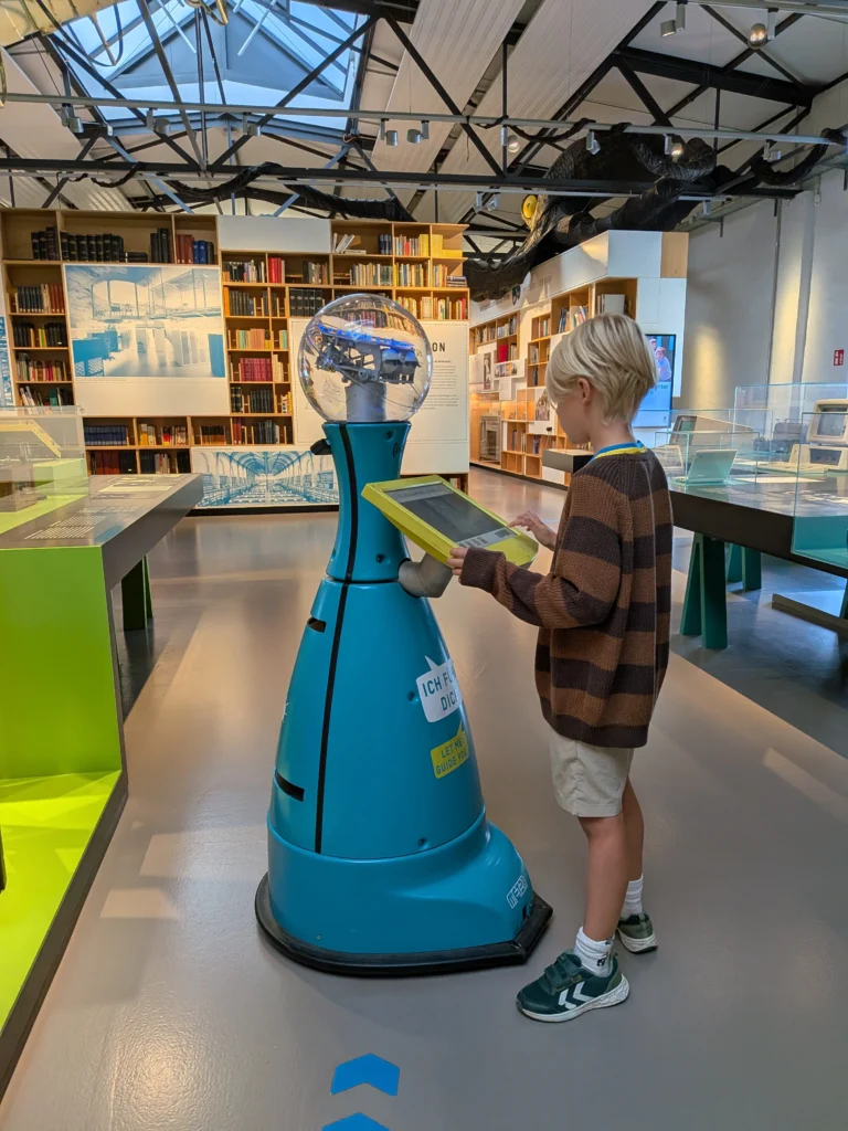 The interactive robot in the Ladestraße (© Berlin-Enjoy.com)